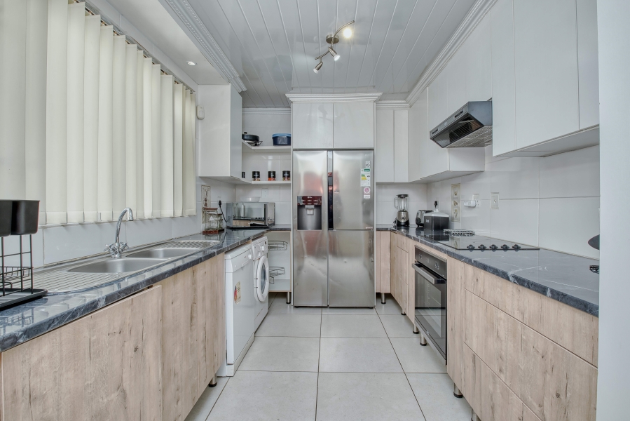 6 Bedroom Property for Sale in Summerstrand Eastern Cape